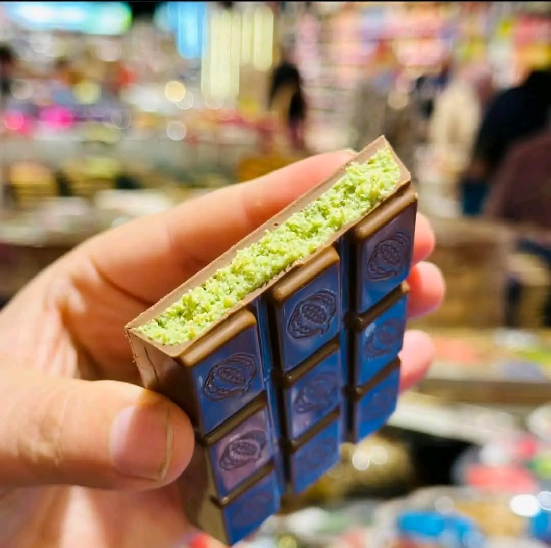 Moment Dubai Chocolate, Crème Pistache & Kunafa, Premium Middle Eastern Chocolate Bar